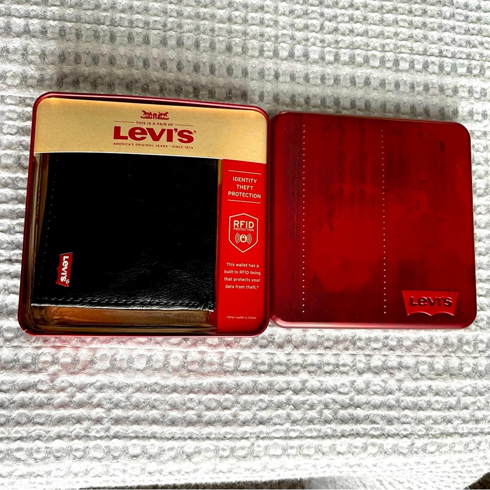Levi's Men's Extra Capacity Slimfold Wallet Deep Black One Size NEW
